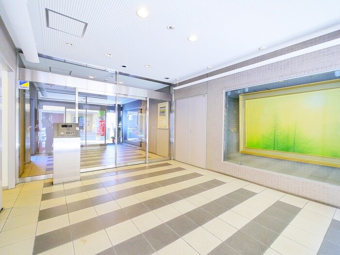 物件外観写真2　(エントランス部分)