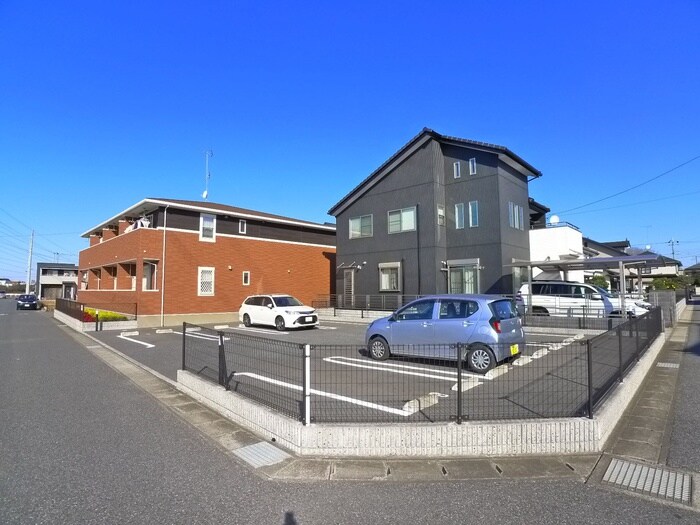 物件外観写真3　(駐車場)