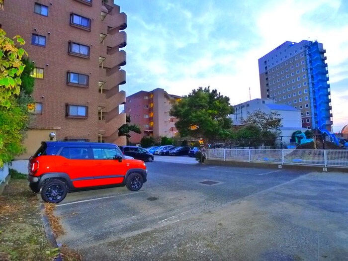 物件外観写真4　(駐車場)