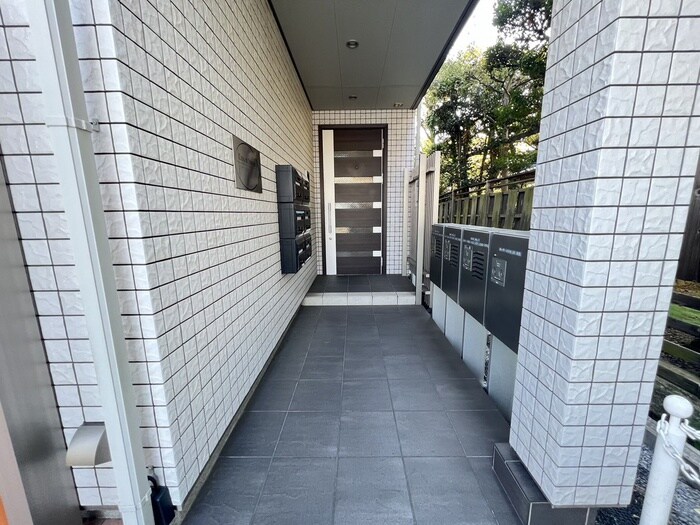 物件外観写真2　(エントランス部分)
