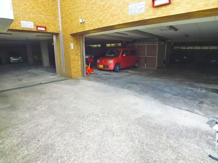 物件外観写真6　(駐車場)