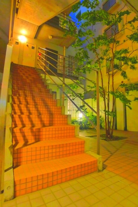 物件外観写真6　(エントランス部分)