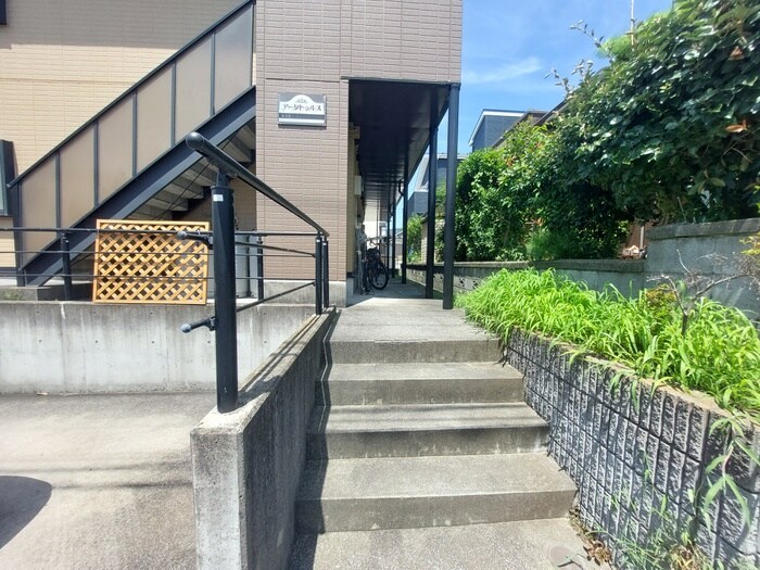 物件外観写真4　(エントランス部分)