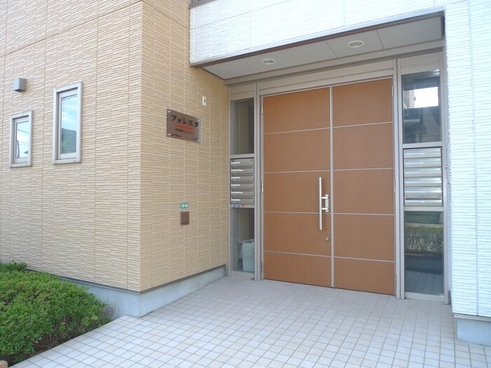 物件外観写真2　(エントランス部分)