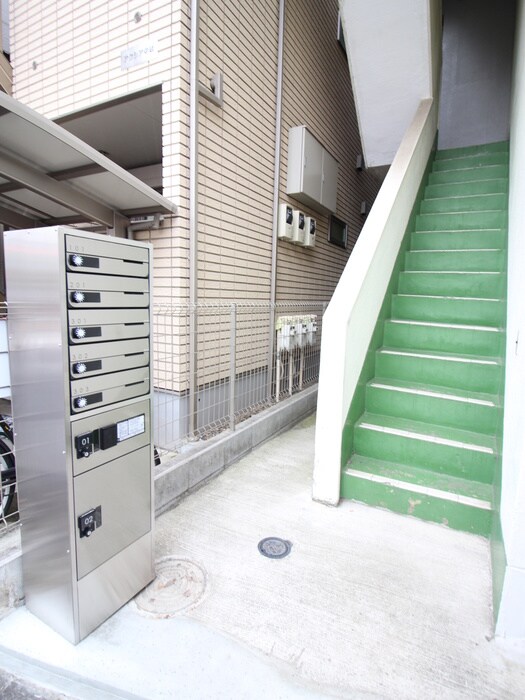 物件外観写真3　(エントランス部分)