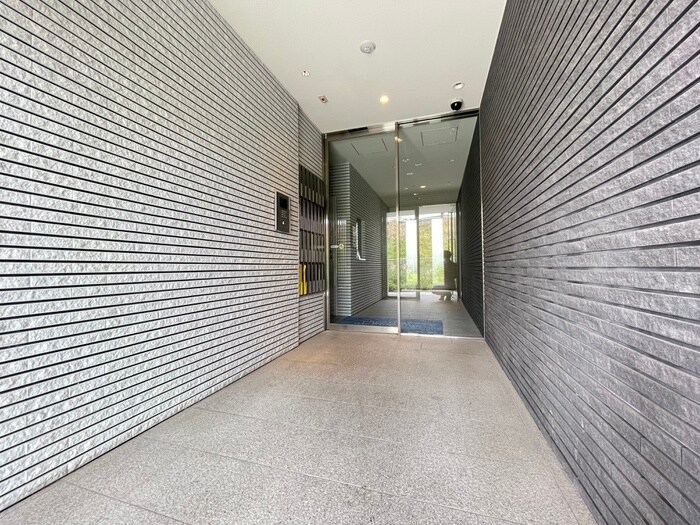 物件外観写真2　(エントランス部分)