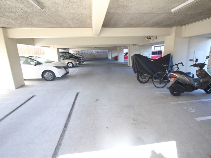 物件外観写真4　(駐車場)