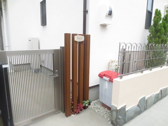 物件外観写真3　(エントランス部分)