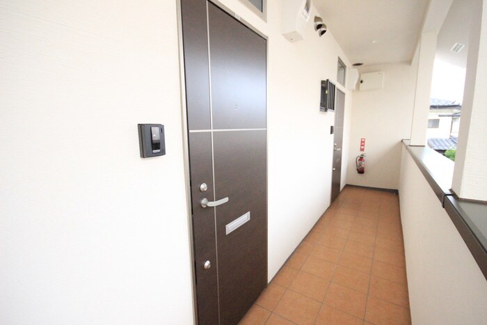 物件外観写真4　(エントランス部分)