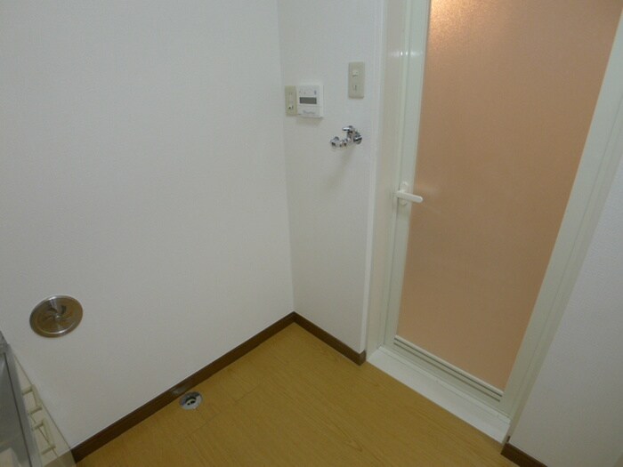 物件内観写真12　(洗濯機置場)