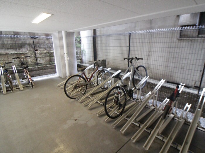 物件外観写真5　(駐輪場)