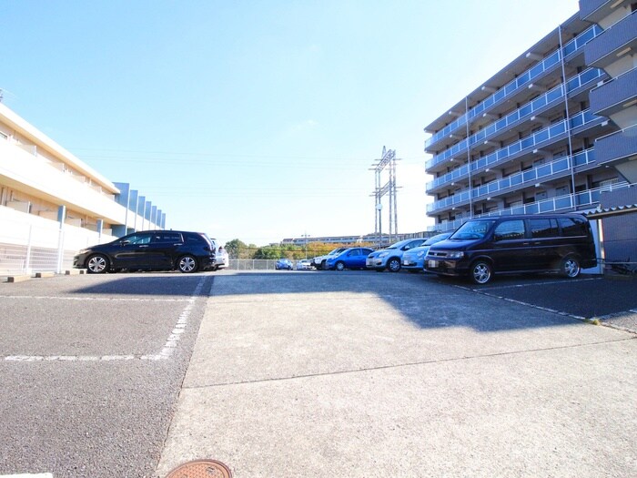 物件外観写真5　(駐車場)