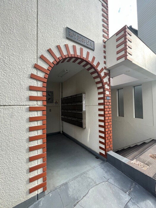 物件外観写真3　(エントランス部分)