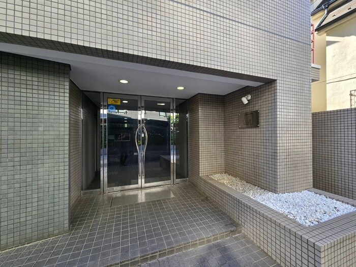 物件外観写真2　(エントランス部分)