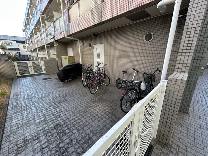 物件外観写真3　(駐輪場)