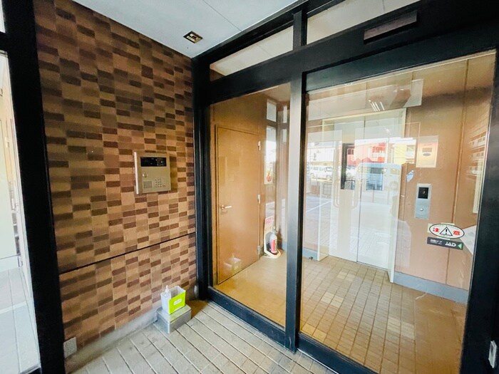 物件外観写真3　(エントランス部分)
