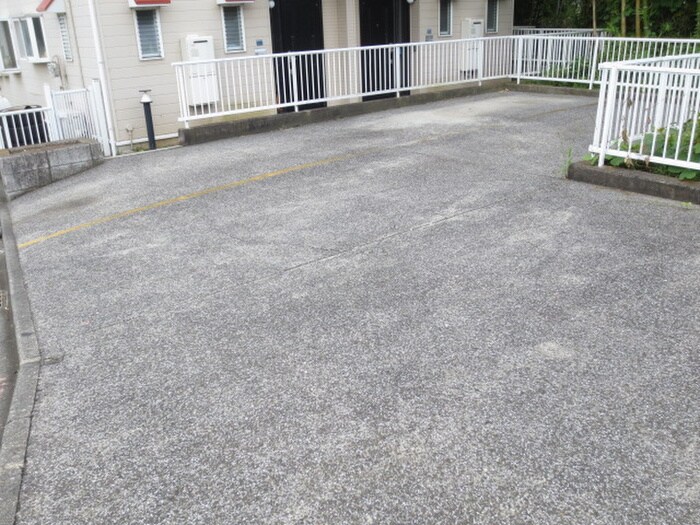 物件外観写真3　(駐車場)