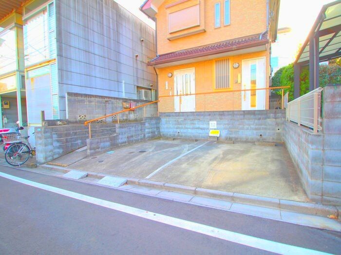 物件外観写真4　(駐車場)