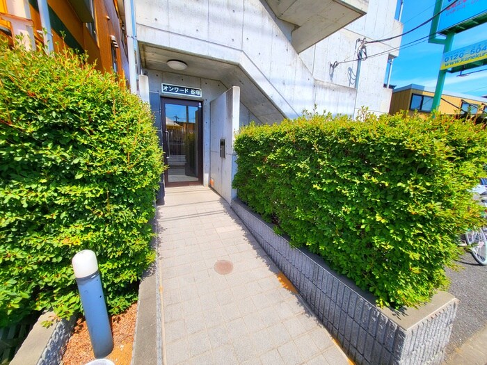 物件外観写真2　(エントランス部分)