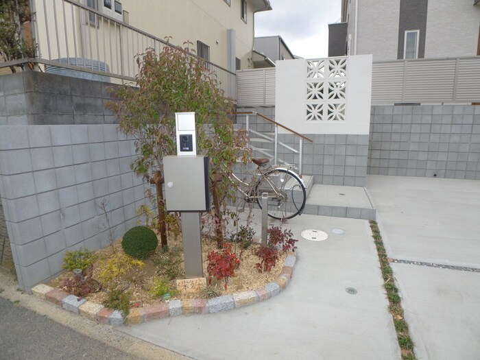 物件外観写真3　(エントランス部分)