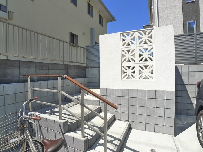 物件外観写真5　(エントランス部分)