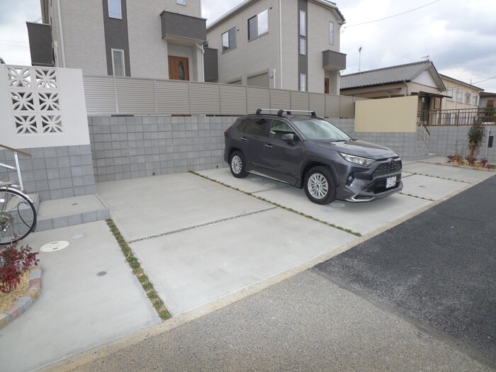 物件外観写真6　(駐車場)