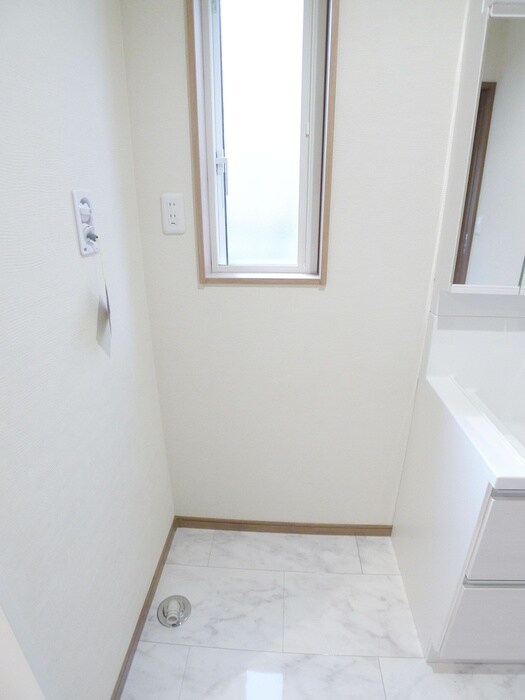 物件内観写真12　(洗濯機置場)