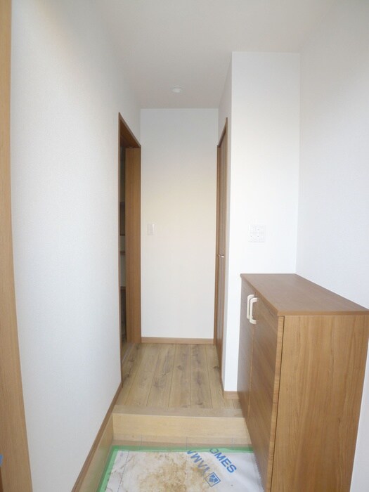 物件内観写真16　(玄関)