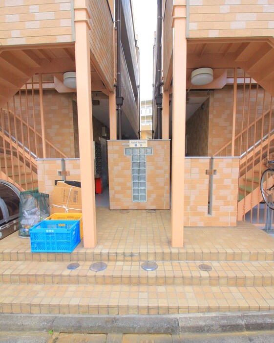 物件外観写真3　(エントランス部分)