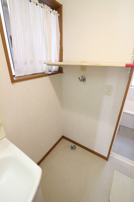 物件内観写真12　(洗濯機置場)