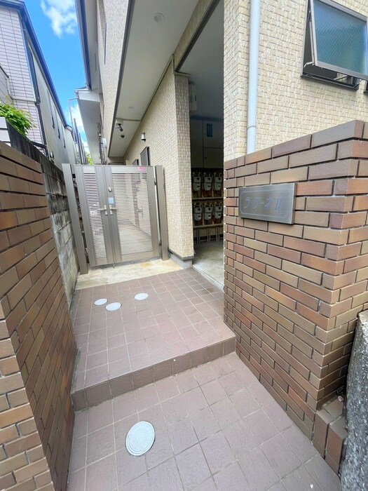 物件外観写真2　(エントランス部分)