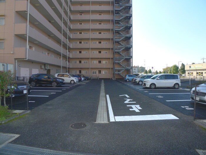 物件外観写真6　(駐車場)