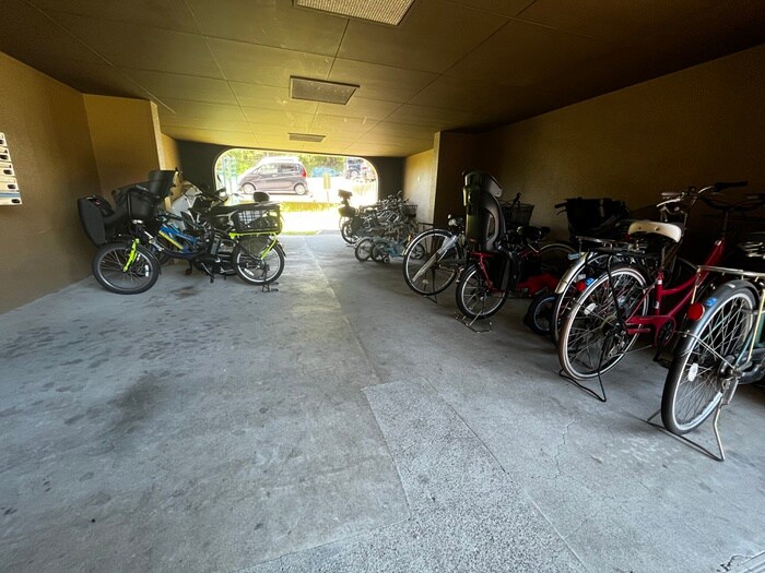 物件外観写真5　(駐輪場)