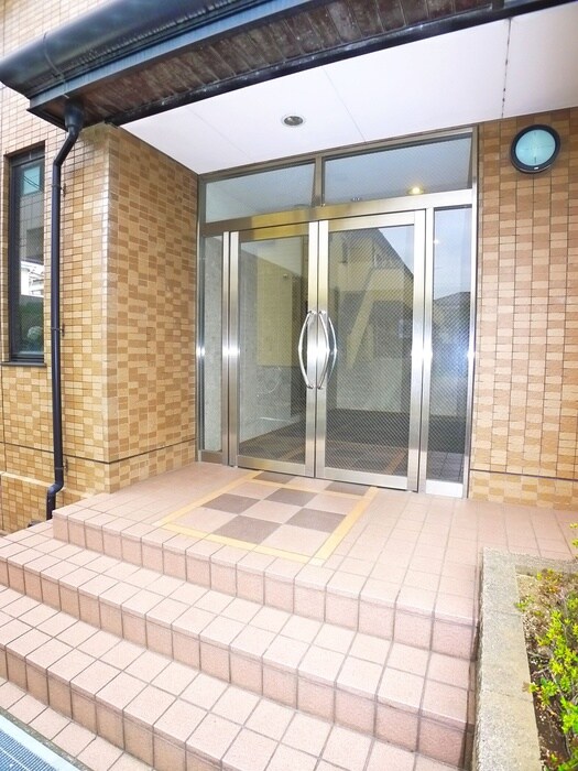 物件外観写真2　(エントランス部分)