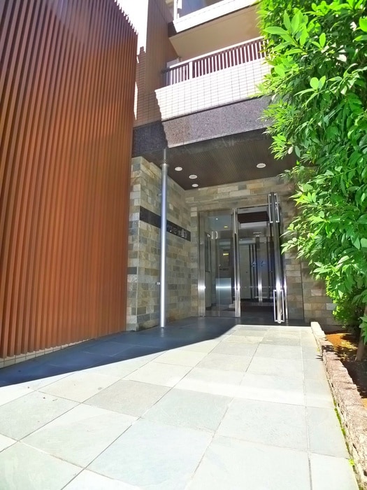 物件外観写真4　(エントランス部分)