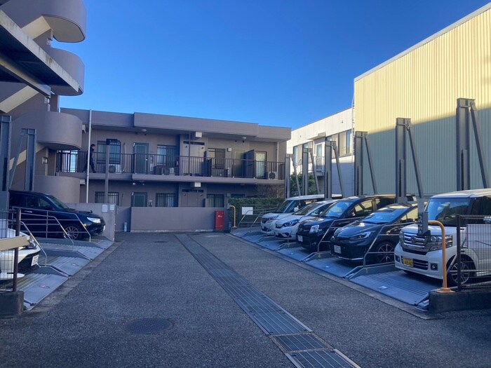 物件外観写真4　(駐車場)