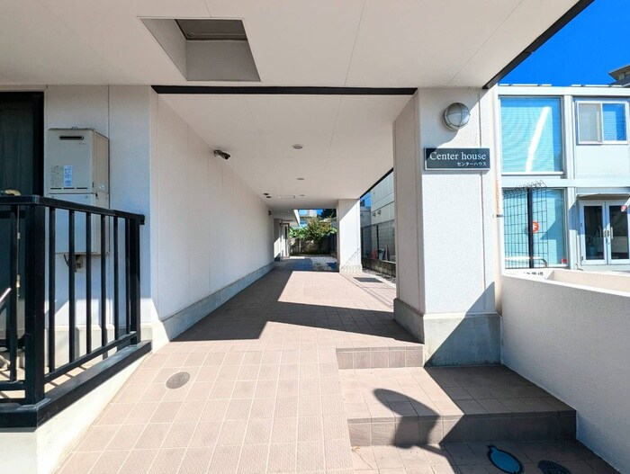 物件外観写真3　(エントランス部分)