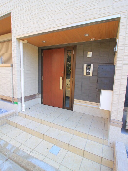 物件外観写真4　(エントランス部分)