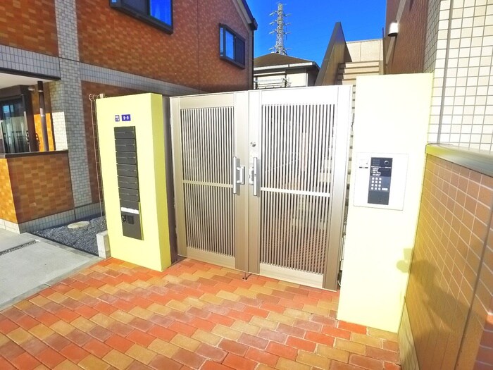 物件外観写真3　(エントランス部分)