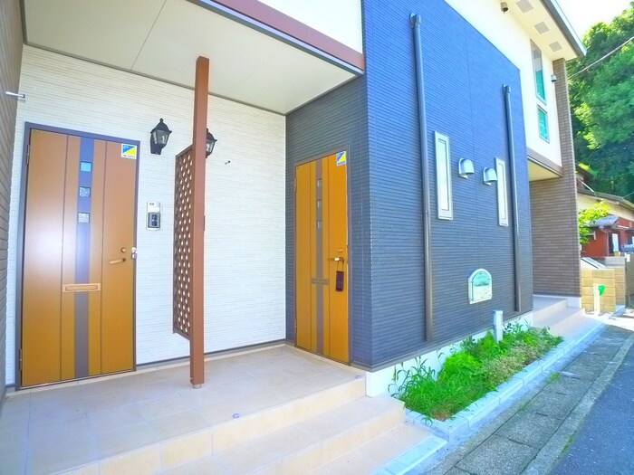 物件外観写真2　(エントランス部分)