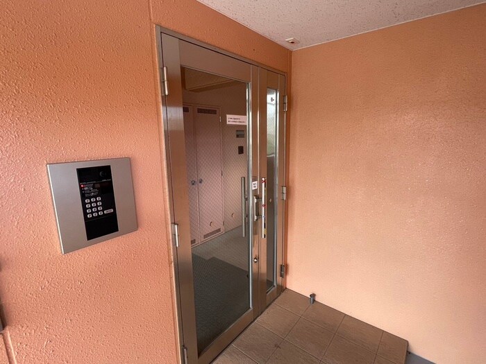 物件外観写真2　(エントランス部分)