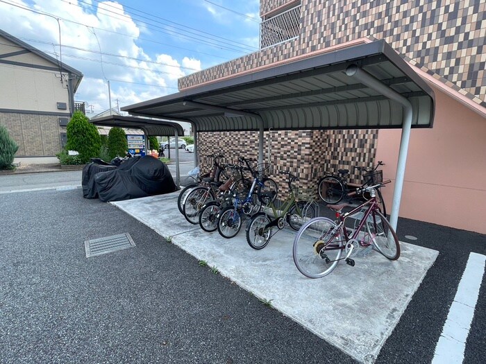 物件外観写真4　(駐輪場)