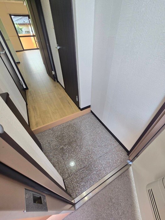 物件内観写真18　(玄関)