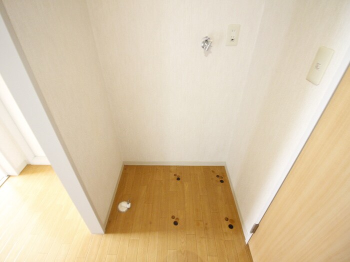 物件内観写真16　(洗濯機置場)