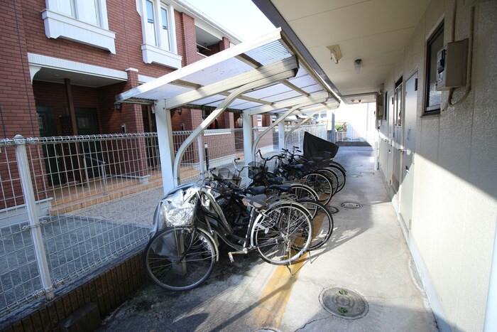 物件外観写真4　(駐輪場)