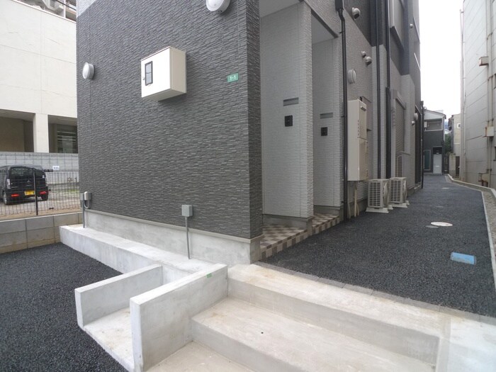 物件外観写真2　(エントランス部分)