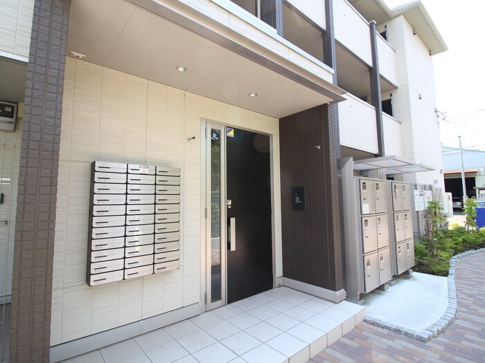 物件外観写真2　(エントランス部分)