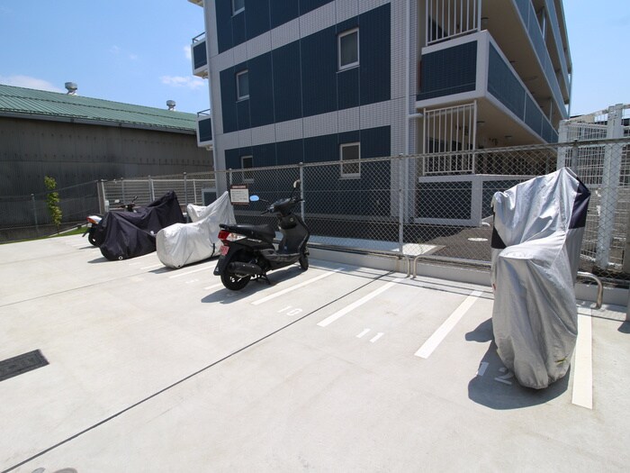 物件外観写真3　(バイク置き場)