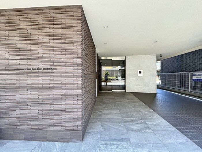 物件外観写真2　(エントランス部分)