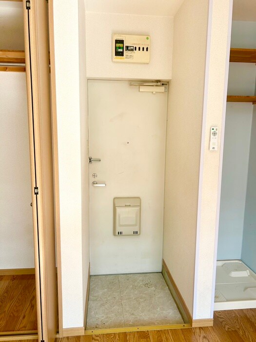 物件内観写真16　(玄関)